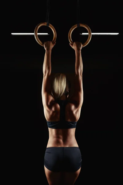 Female fitness athlete exercising — Stock Photo, Image