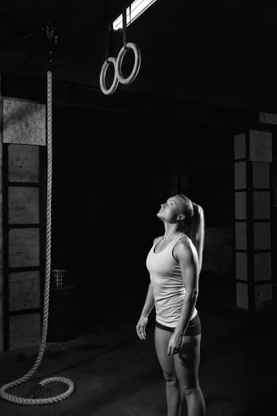Vrouwelijke fitness atleet uit te oefenen — Stockfoto