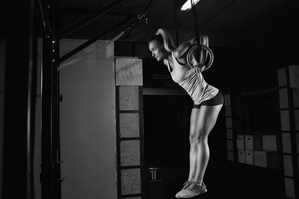 Atleta de fitness femenina haciendo ejercicio —  Fotos de Stock