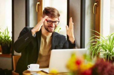 Eller yukarı laptop ile neşeli adam