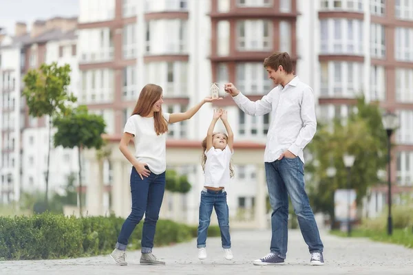 새로운 아파트 건물 앞에서 행복 한 가족 — 스톡 사진