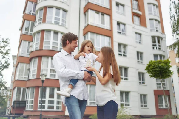 Glückliche Familie vor neuem Wohnhaus — Stockfoto