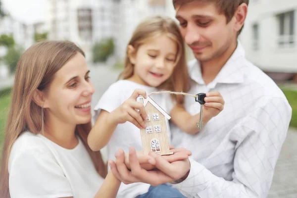 Glückliche Familie vor neuem Wohnhaus — Stockfoto