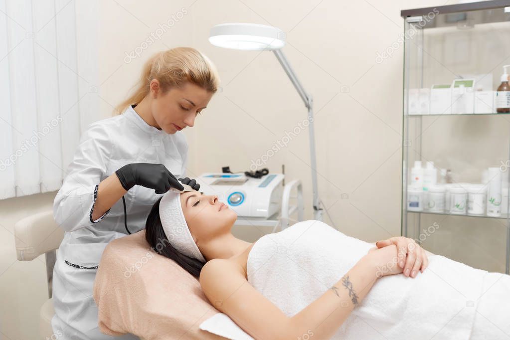Cosmetologist doing procedure hardware cosmetology