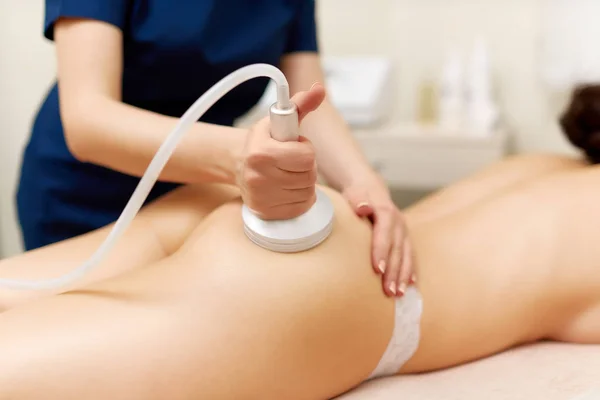 Cosmetología de hardware. Mujer joven recibiendo rf procedimiento de elevación en un salón de belleza . — Foto de Stock