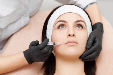 Güzel genç kadın yüzüne enjeksiyon Başlarken.