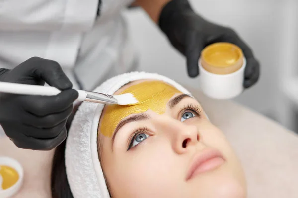 Gorgeous woman enjoying mask procedures in beauty salon. — Stock Photo, Image