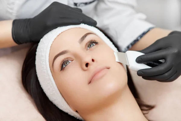 Limpieza ultrasónica facial con dispositivo especial en salón de belleza . — Foto de Stock