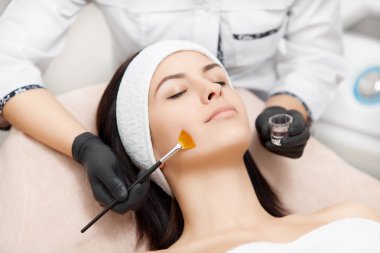 Yüzünde anti-akne maskesi peeling uygulama.