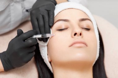 Kozmetik uzmanı tarafından yapılan Güzellik yüz enjeksiyon.