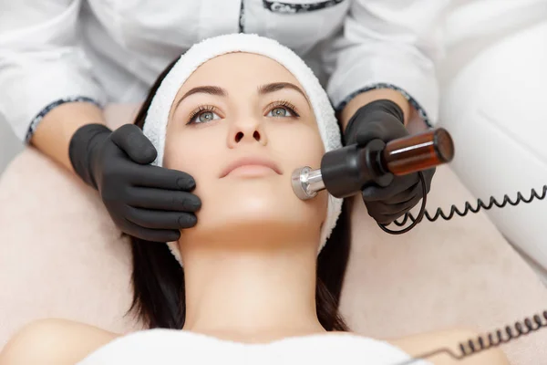 Hermosa mujer disfrutando de rf lifting en salón de belleza . —  Fotos de Stock