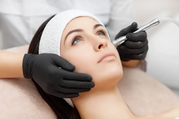 Hermosa mujer recibiendo procedimientos faciales de elevación de radiofrecuencia . — Foto de Stock