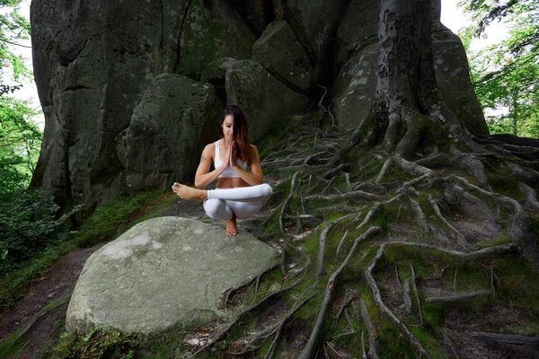 Junge Frau praktiziert Yoga im Freien — Stockfoto