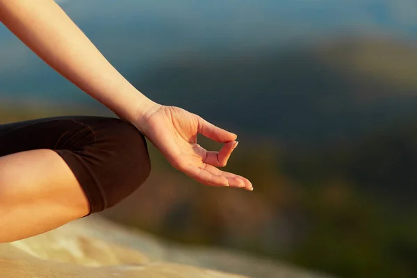 Junge Frau praktiziert Yoga im Freien — Stockfoto