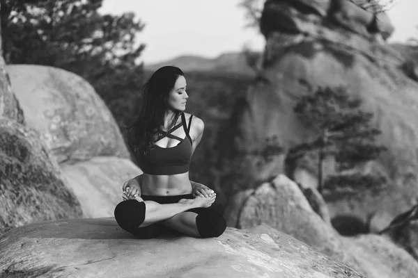 Jeune femme pratiquant le yoga en plein air — Photo