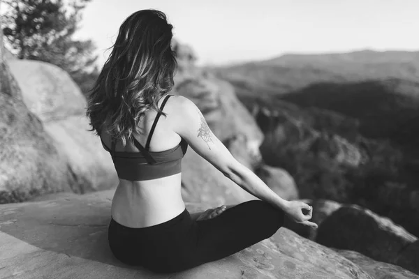 Jeune femme pratiquant le yoga en plein air — Photo