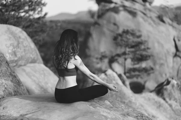 Ung kvinna utövar yoga utomhus — Stockfoto