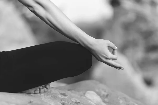 Jeune femme pratiquant le yoga en plein air — Photo