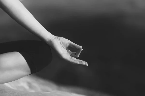 Mujer joven practicando yoga al aire libre —  Fotos de Stock