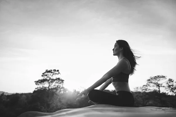Junge Frau praktiziert Yoga im Freien — Stockfoto