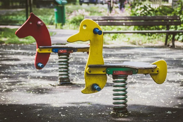 Bahar tahta atlarla Park