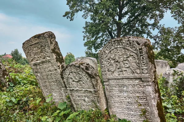 Надгробия на еврейском кладбище — стоковое фото