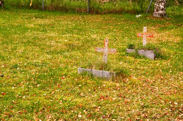 Två små kyrkogården korsar — Stockfoto