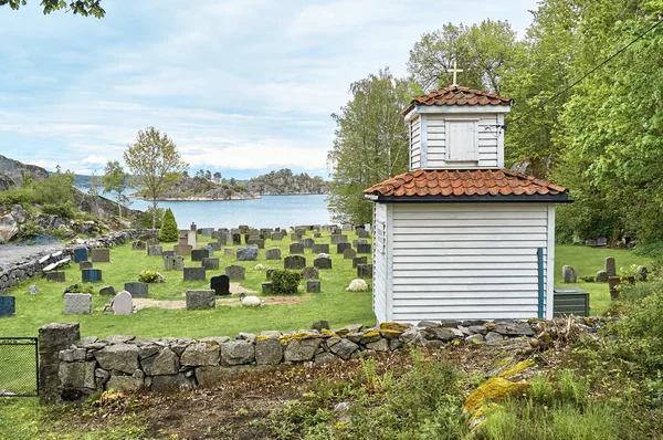 Cruces históricas y lápidas en un pequeño cementerio — Foto de Stock