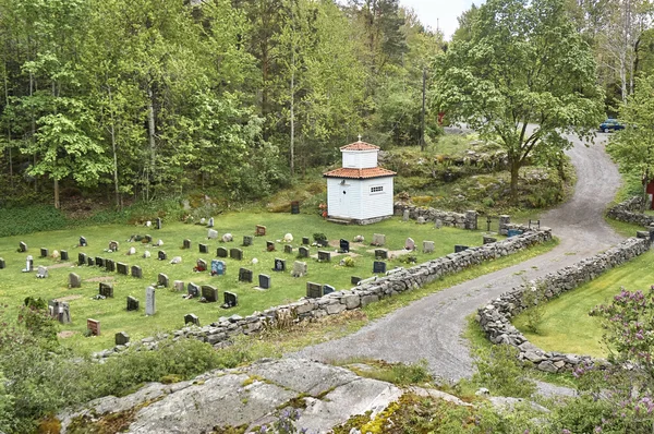 Исторические кресты и надгробия на небольшом кладбище — стоковое фото