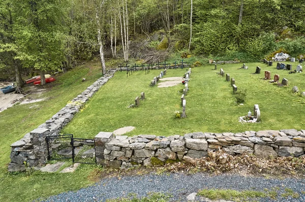 Cruces históricas y lápidas en un pequeño cementerio — Foto de Stock