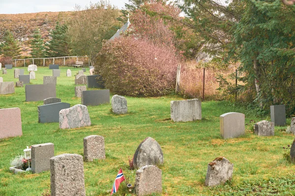 Осенний пейзаж на кладбище — стоковое фото