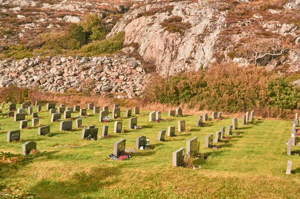 Осенний пейзаж на кладбище — стоковое фото