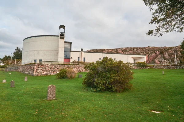 Norveç kilise ile sonbahar manzara — Stok fotoğraf