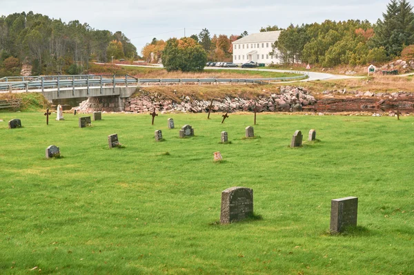Норвежская осень на кладбище — стоковое фото