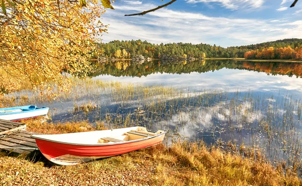 Colorful boats on Norwegian lake — Stock Photo, Image