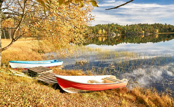 Colorful boats on Norwegian lake — Stock Photo, Image