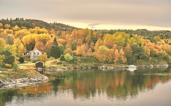 Baie et vieux bâtiments en bois fjord — Photo