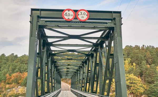 Azuurblauwe oude brug naar het eiland — Stockfoto