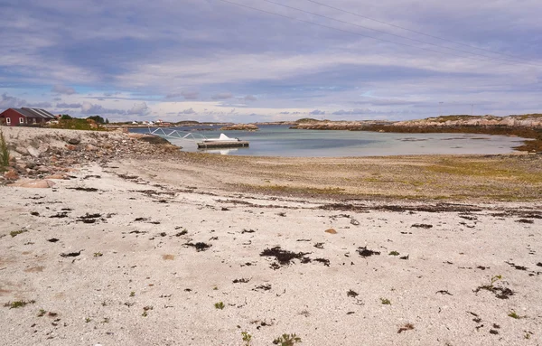 Grunt vatten i viken, sandstranden beach, en pir på fjorden, förtöjd båt — Stockfoto
