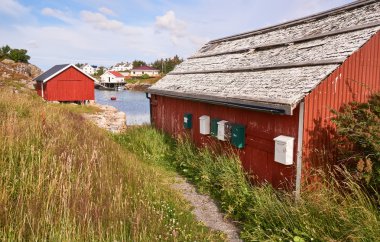 Fiyordu kıyısında balıkçılar evleri