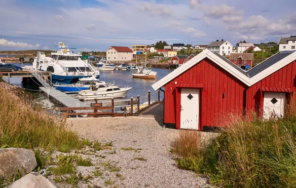 Edificios tradicionales en la bahía de pesca noruega, ferry, barcos de pesca —  Fotos de Stock