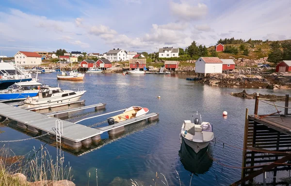 Marítimo en el fiordo noruego. Barcos amarrados — Foto de Stock