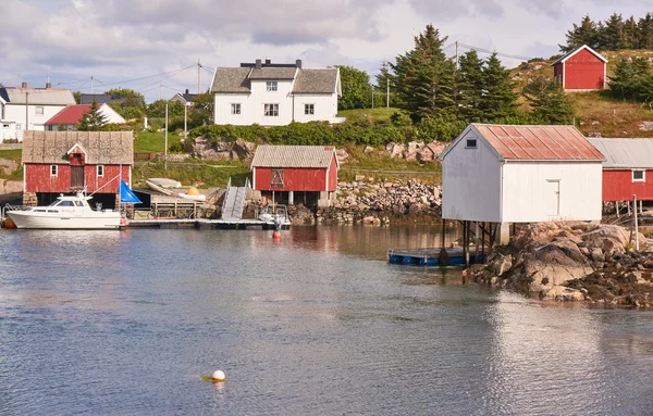 Traditionele gebouwen in de Noorse visserij-baai. — Stockfoto
