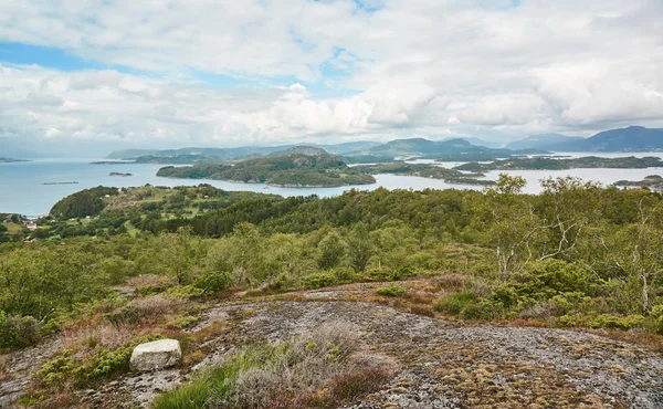 Natur norwegische Fjordlandschaft und umliegende Inseln — Stockfoto