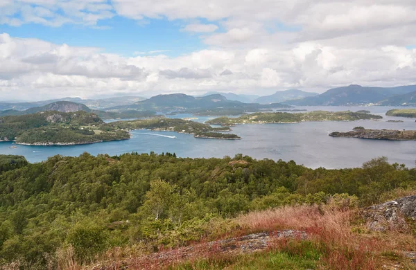 Norveç fiyordu peyzaj ve Adaları çevreleyen — Stok fotoğraf