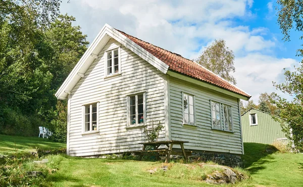 Oude witte traditionele Noorse huis, rond het bos van berk — Stockfoto