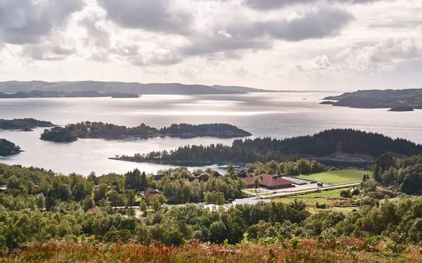 Small Norwegian village on the island, the view from the top — Stock Photo, Image