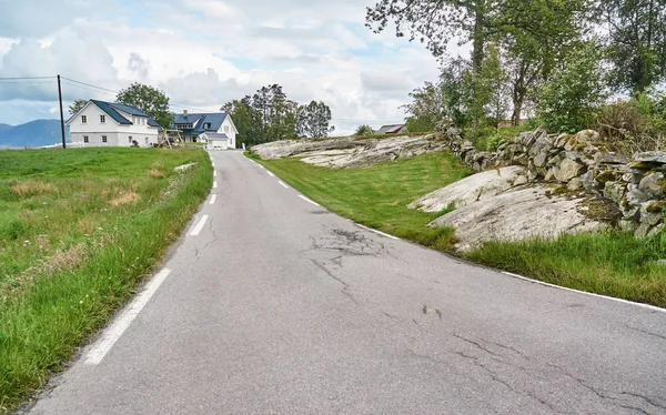 White house on the Norwegian countryside — Stock Photo, Image