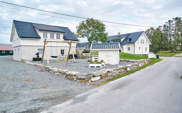 Weiße Häuser auf dem norwegischen Land — Stockfoto