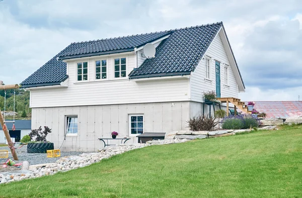 White house on the Norwegian countryside, rural landscape — Stock Photo, Image